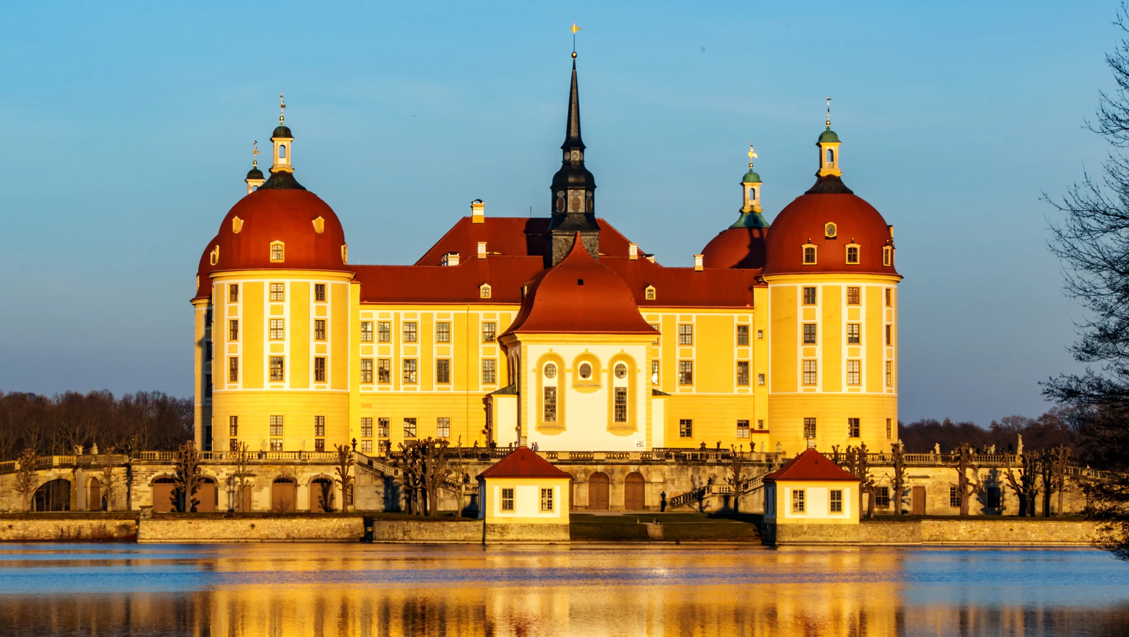 seitlicher-blick-auf-schloss-moritzburg